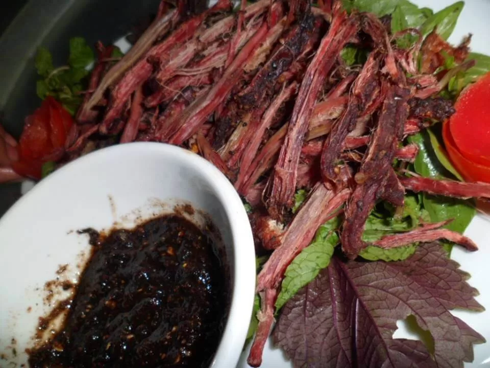 Cách ăn thịt heo bản hun khói Măng Đen