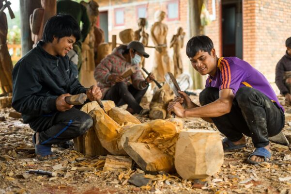 chế tác tượng gỗ măng đen