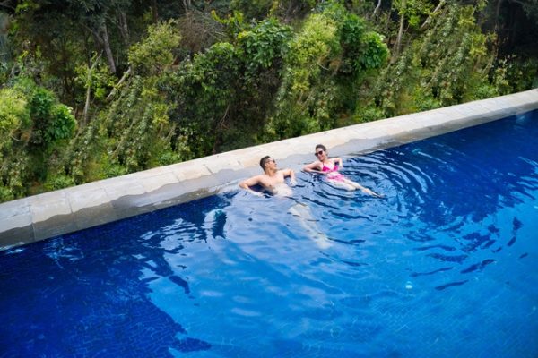 Trải nghiệm phút chill bình yên trong lòng bể bơi view đại ngàn, của khách sạn Măng Đen Golden Boutique Hotel.