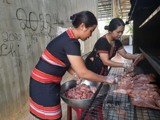 Tẩm ướp thịt heo với đủ loại gia vị rồi hong trên gác bếp, riêng vụ Tết chị em nơi đây thu 200 triệu đồng